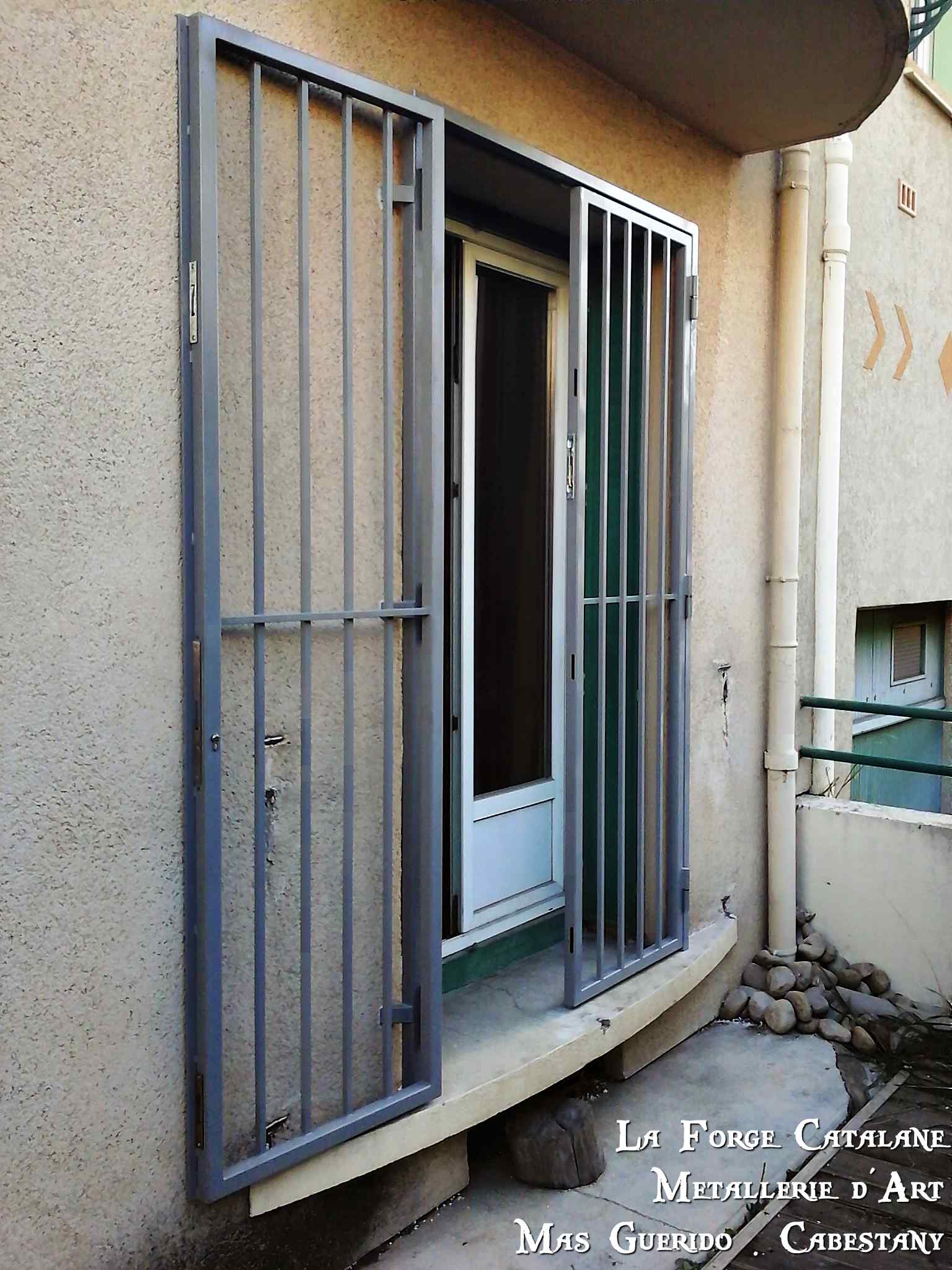 grille articulee 2 vantaux barreaux droit La Forge Catalane Cabestany.jpg